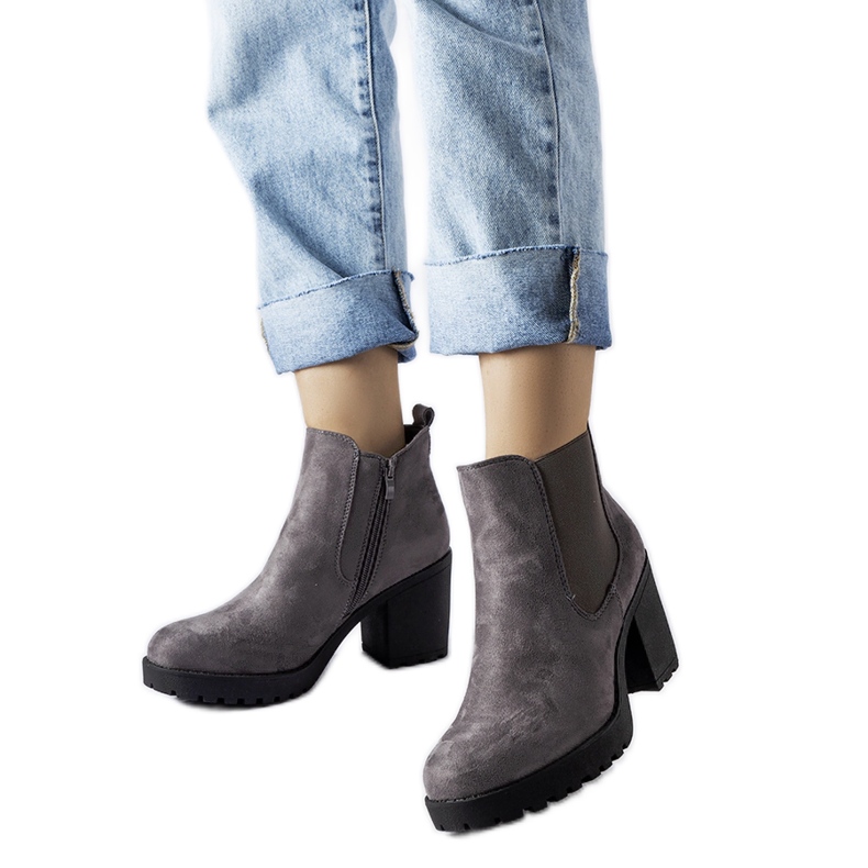 Šedé semišové kotníkové boty na vysokém podpatku značky Magnui šedá