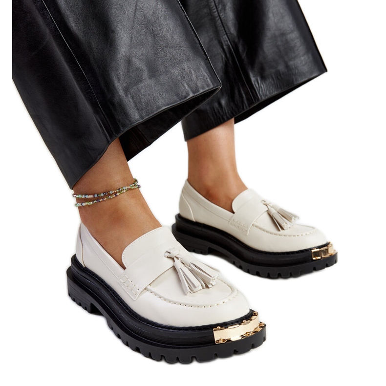 Světle béžové masivní mokasíny se zlatými vsadkami značky Tuga béžový Světle béžové masivní mokasíny se zlatými vsadkami značky Tuga béžový