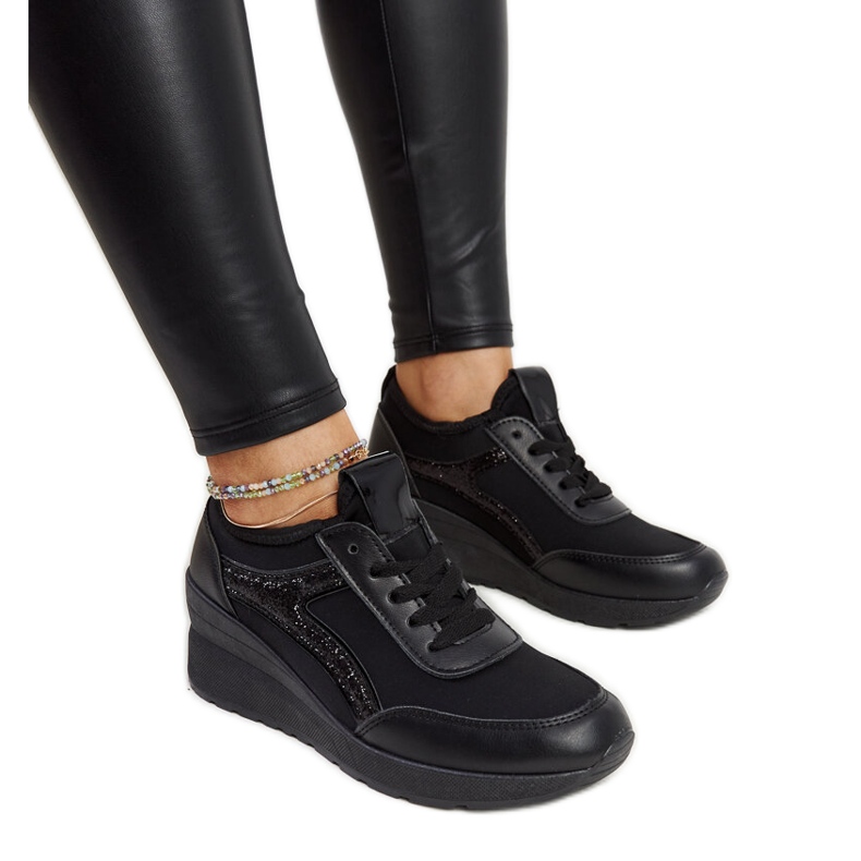 Černé tenisky na klínku Hermina černá Černé tenisky na klínku Hermina černá