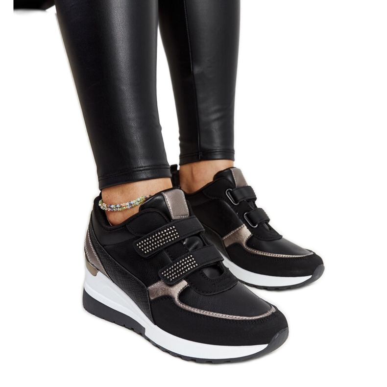 Černé tenisky na klínku zdobené asmeretskými kamínky černá