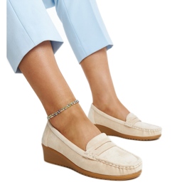 Světle béžové semišové mokasíny na klínku Sakena béžový