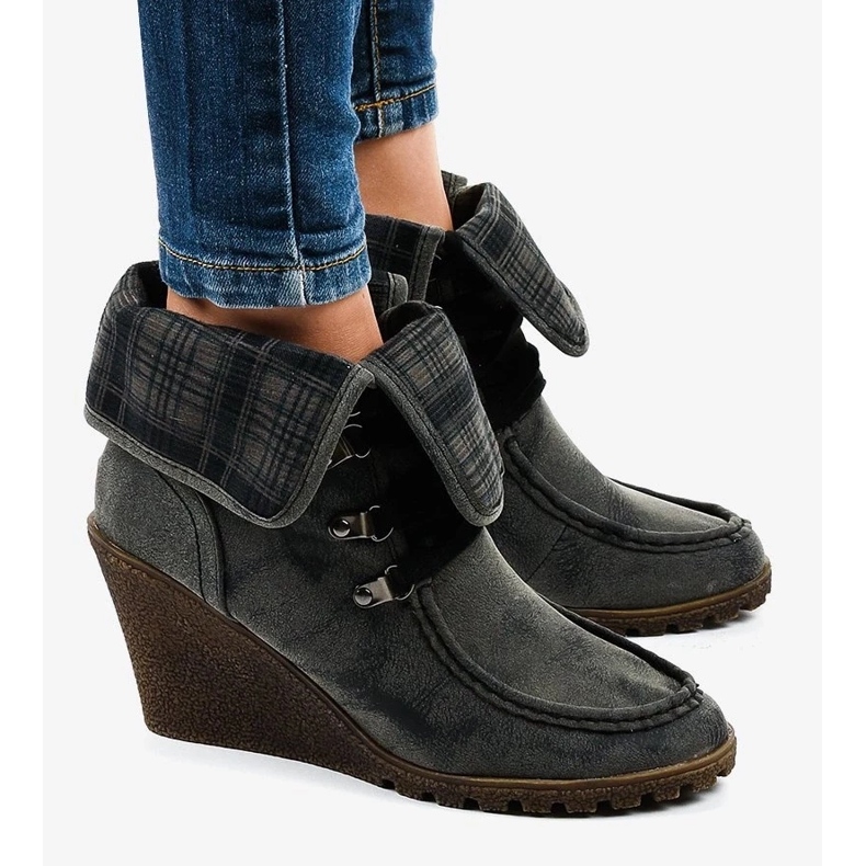 Pohodlné dámské kožené sandály na klínku s elegantním zdobením béžový