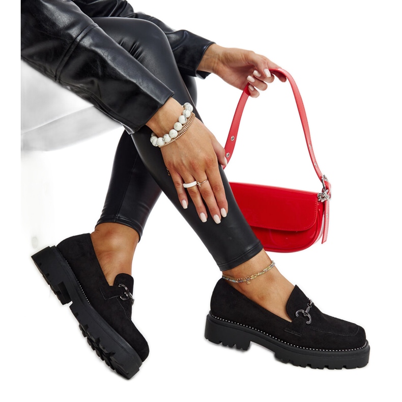 Černé kožené boty s ozdobnou přezkou černá