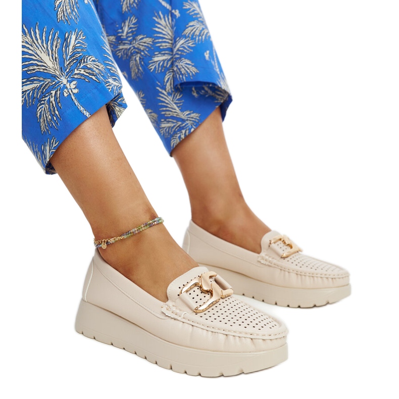 Béžové kožené boty s ozdobnou přezkou béžový