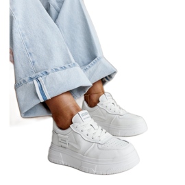 Bílé kožené tenisky Aria se silnou podrážkou bílý