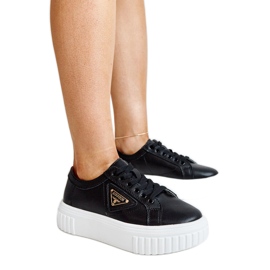 Černé kožené boty s ozdobnou přezkou černý