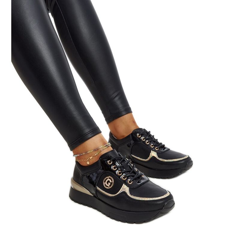 Černé kožené boty s ozdobnou přezkou černá