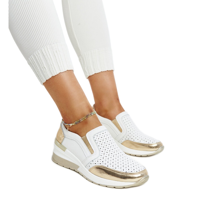 Bílé a zlaté prolamované tenisky na klínku Vernon bílý Bílé a zlaté prolamované tenisky na klínku Vernon bílý