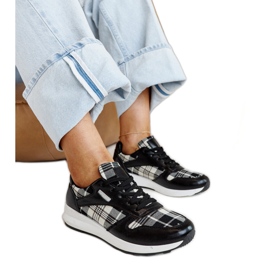 Černé kožené boty s ozdobnou přezkou černý