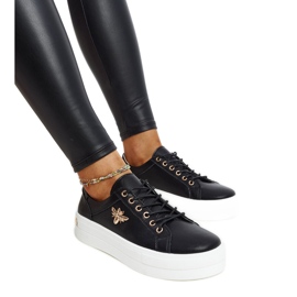 Černé kožené boty s ozdobnou přezkou černý