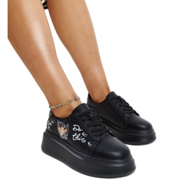 Černé kožené boty s ozdobnou přezkou černý