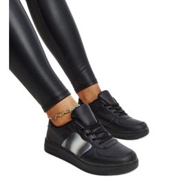 Černé kožené boty s ozdobnou přezkou černý