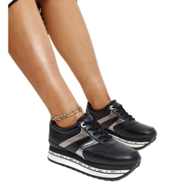 Černé kožené boty s ozdobnou přezkou černý