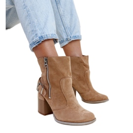 Béžové vysoké kozačky na dřevěném podpatku značky Davorek hnědý Béžové vysoké kozačky na dřevěném podpatku značky Davorek hnědý