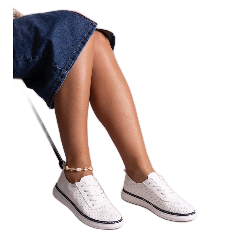 Bílé a tmavě modré prolamované tenisky Biserka bílý Bílé a tmavě modré prolamované tenisky Biserka bílý