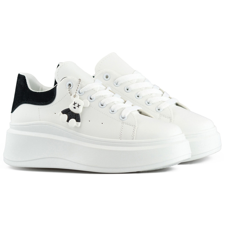 Bílé sportovní boty se silnou podrážkou a černým medvídkem bílý