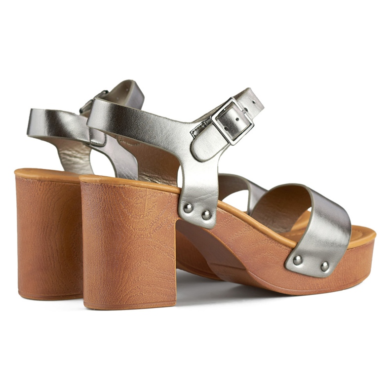 Metalické sandály s dřevěným podpatkem na platformě stříbrný