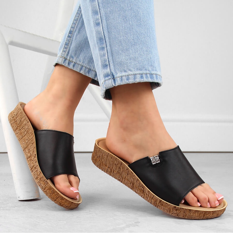 Pohodlné dámské kožené žabky, černé Helios 130.011 černá Pohodlné dámské kožené žabky, černé Helios 130.011 černá