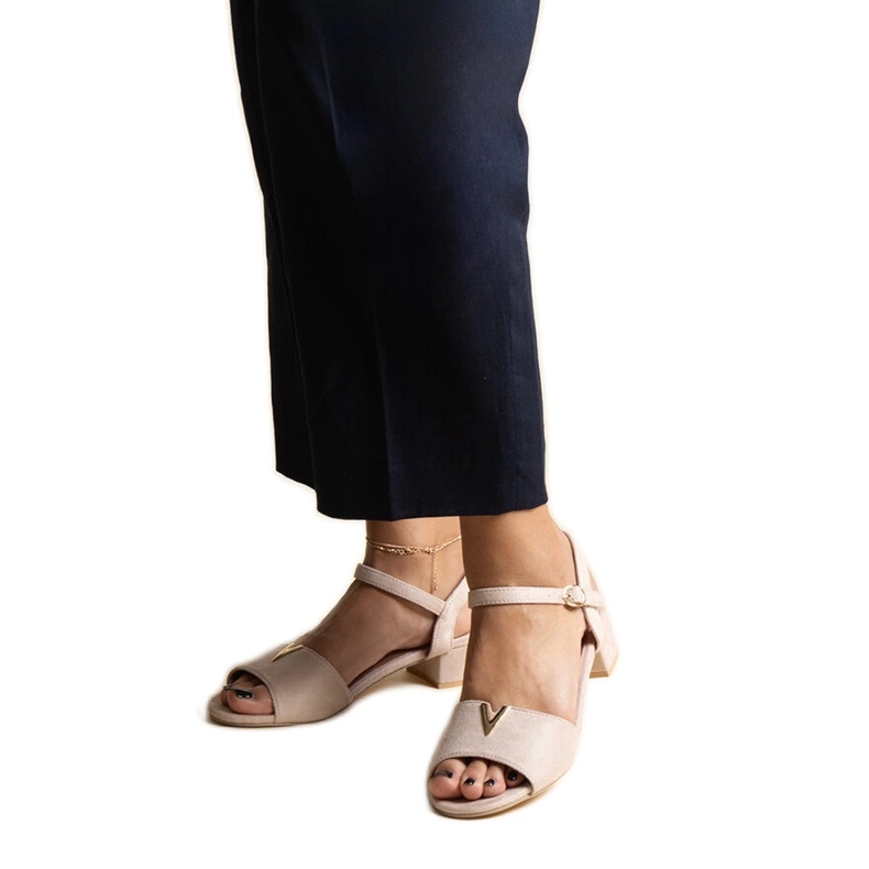 Béžové sandály na nízkém podpatku s přezkou Horner béžový