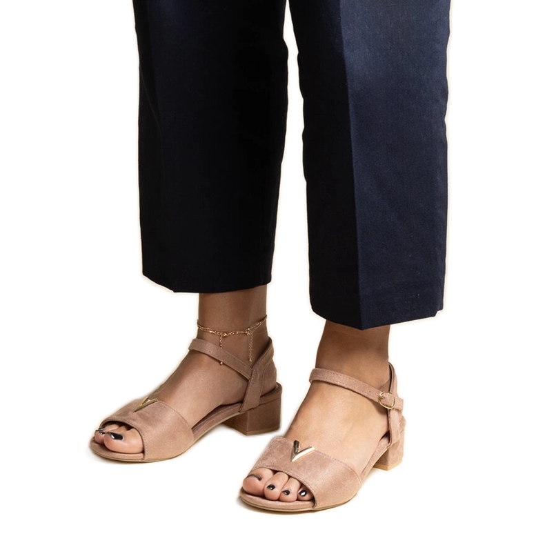 Tmavě béžové sandály na nízkém podpatku s přezkou Horner béžový