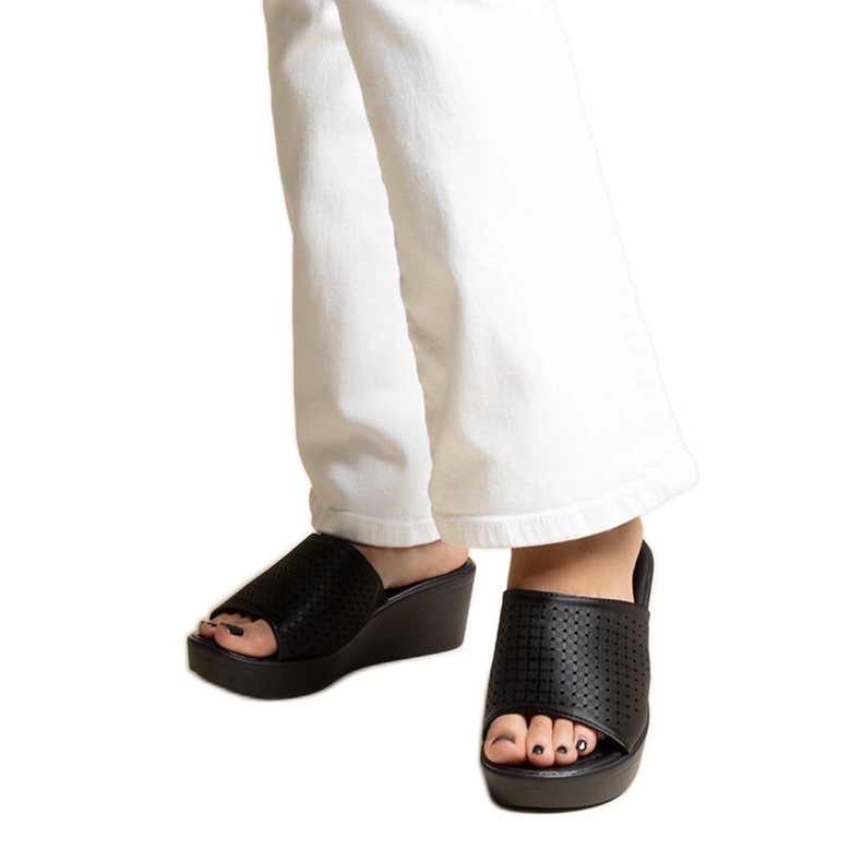 Černé prolamované pantofle na klínku z eko kůže Garvin černá