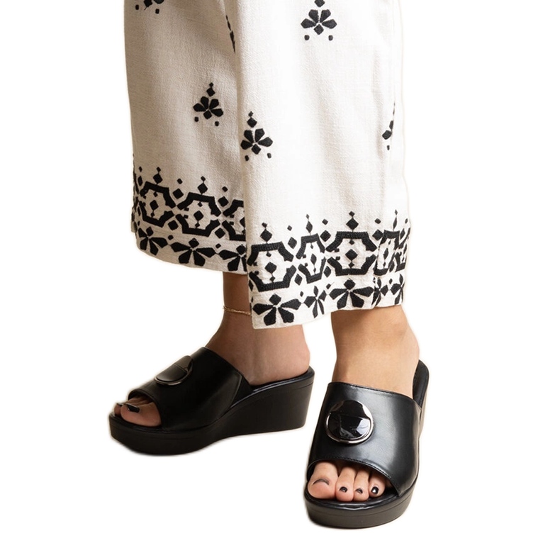 Černé klínové muly se sponou Keirenh černá