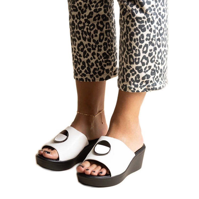 Bílé klínové muly se sponou Keirenh bílý