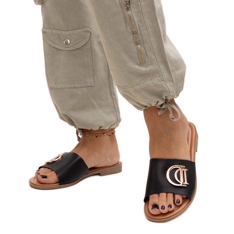 Černé žabky s přezkou Almeita černá