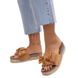 Hnědé žabky s masivní Peletra podrážkou hnědý