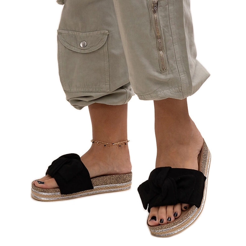 Černé žabky s masivní Peletra podrážkou černá