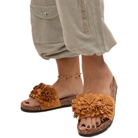 Žabky s květinami na korkové podrážce značky Almida hnědý