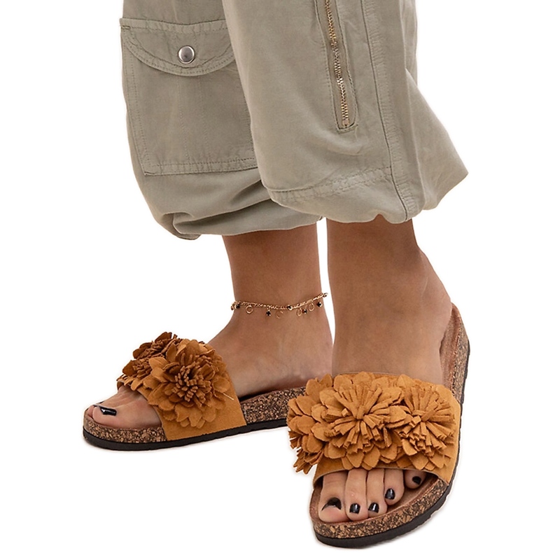 Žabky s květinami na korkové podrážce značky Almida hnědý