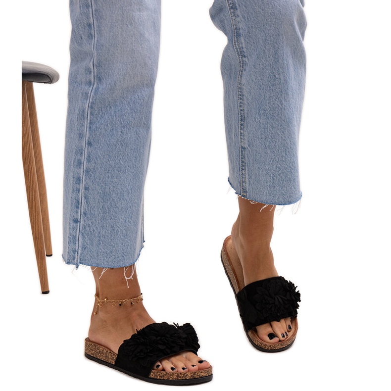 Žabky s květinami na korkové podrážce značky Almida černá