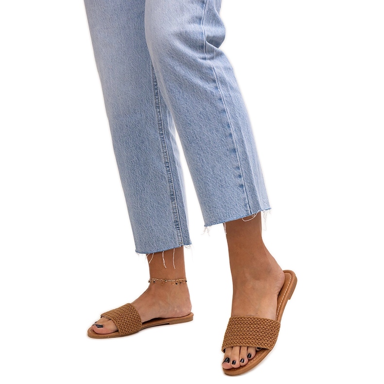 Hnědé vyšívané pantofle Marika hnědý