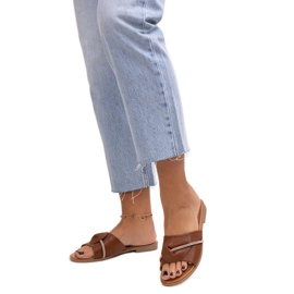 Klobouky zdobené páskem se zirkony Amari hnědý