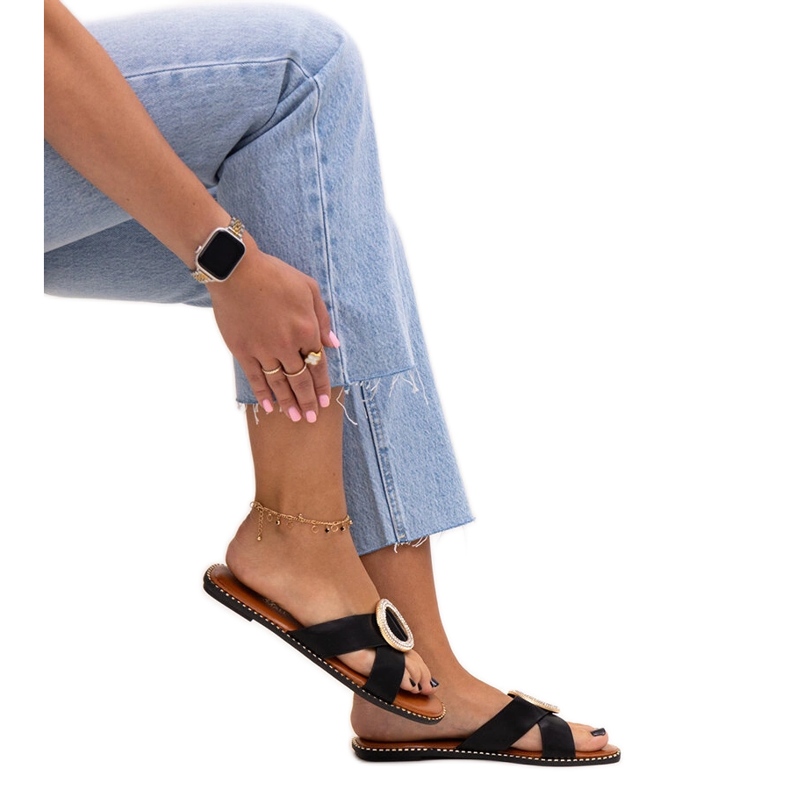 Čepice zdobené zirkonovou sponou Salimba černá