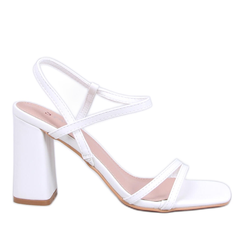 Bílé sandály na stabilním podpatku Borelli bílý Bílé sandály na stabilním podpatku Borelli bílý