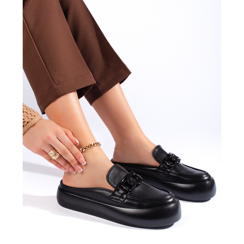 Uzavřené, stylové černé dámské žabky černá