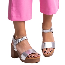 Stříbrné masivní sandály Adilar na vysokém podpatku stříbrný Stříbrné masivní sandály Adilar na vysokém podpatku stříbrný