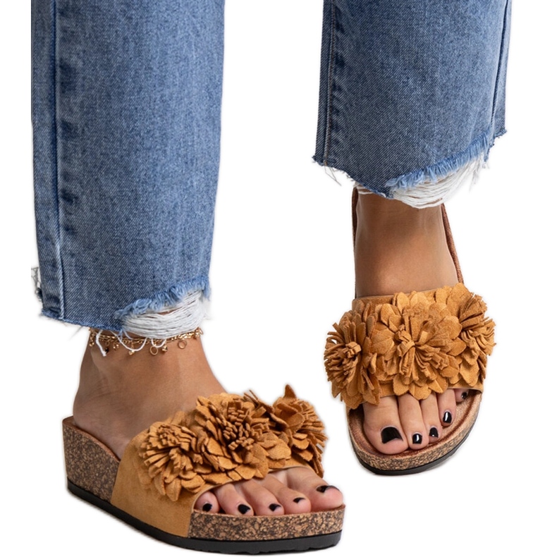 Karamelové žabky s květinami na platformě Apolonia hnědý