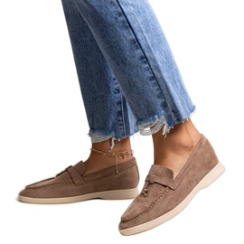 Tmavě hnědé mokasíny s kovovým přívěskem od Fiorano béžový