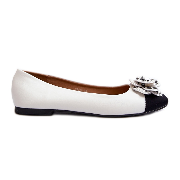 Dámské baleríny z eko kůže s ozdobným detailem, bílá Divinella bílý Dámské baleríny z eko kůže s ozdobným detailem, bílá Divinella bílý