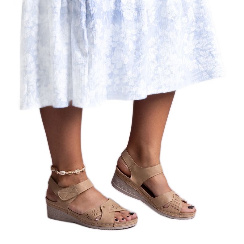 Béžové sandály na nízkém klínku Kirane béžový Béžové sandály na nízkém klínku Kirane béžový