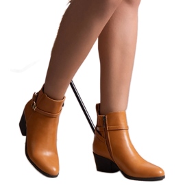 Hnědé kotníkové boty značky Ibdis hnědý Hnědé kotníkové boty značky Ibdis hnědý