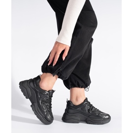 Černé tenisky se silnou podrážkou černý