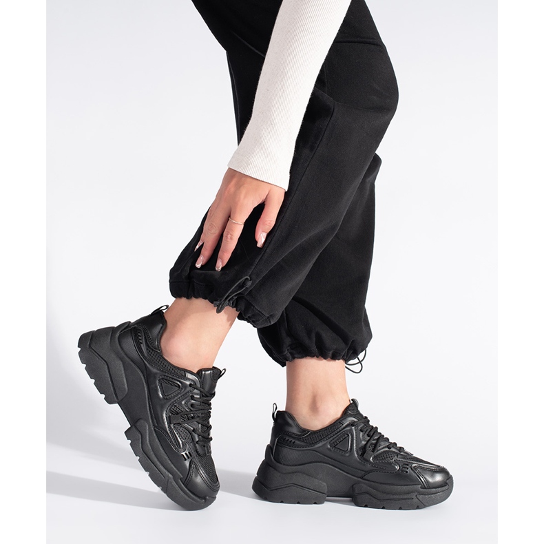 Černé tenisky se silnou podrážkou černá