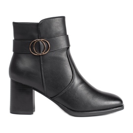 Černé kotníkové boty s hranatou špičkou černý