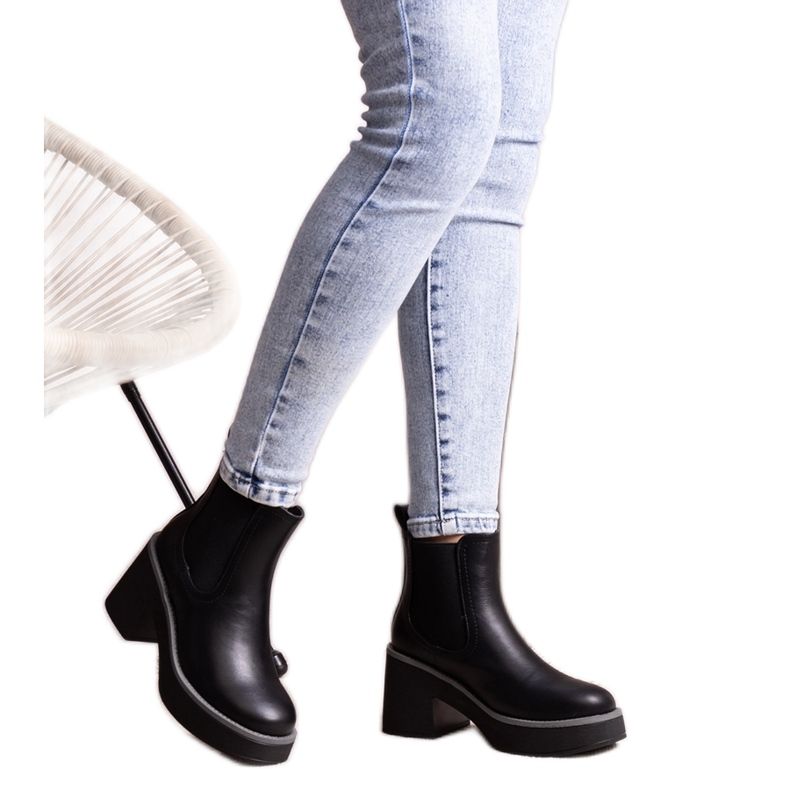 Černé kotníkové boty značky Lidea černá