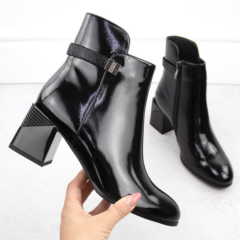 Černé lakované kotníkové boty s ozdobným podpatkem D&amp;A S.Barski Premium Collection MR880-140 černá