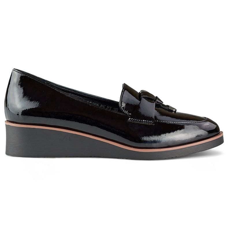 Černé lakované lodičky s nízkým klínkem černá